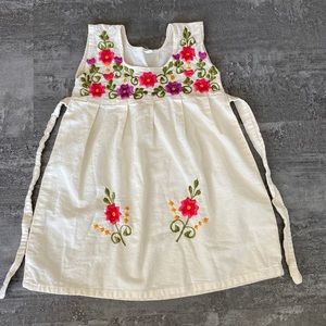Gorgeous 2T linen dress with stitched flowers